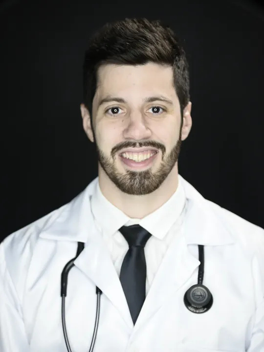 Dr. Fábio Parente, oftalmologista, no consultório em Copacabana